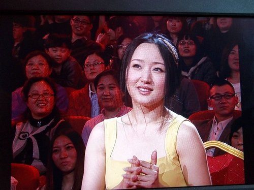 杨钰莹挎名包坐豪车被偷拍