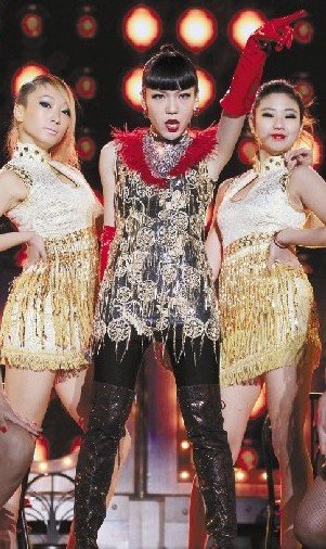 中国好声音杭城寒风中欢唱 梁博夺冠后首次亮相