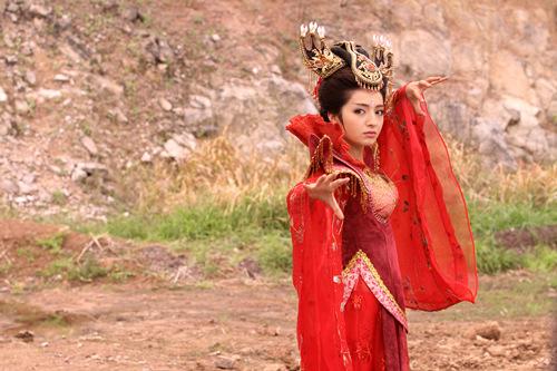 扮演者: 麦迪娜 麦迪娜,原名买地娜·买买提,1987年9月10日出生于新疆