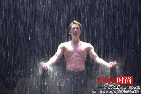 baby输啦?!Rain的胸肌比baby都抢镜
