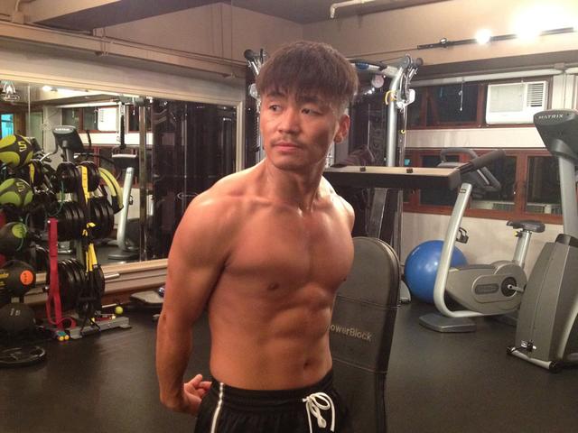 跑男肌肉排行_《奔跑吧兄弟》六大跑男裸身肌肉PK