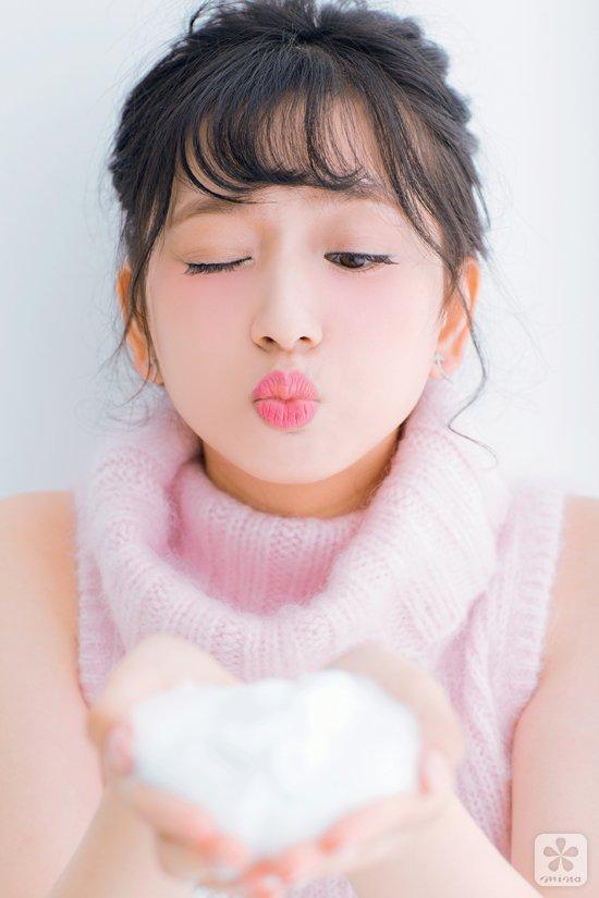 叶璇白色礼服压轴走秀 王李丹妮深V透视裙吸睛