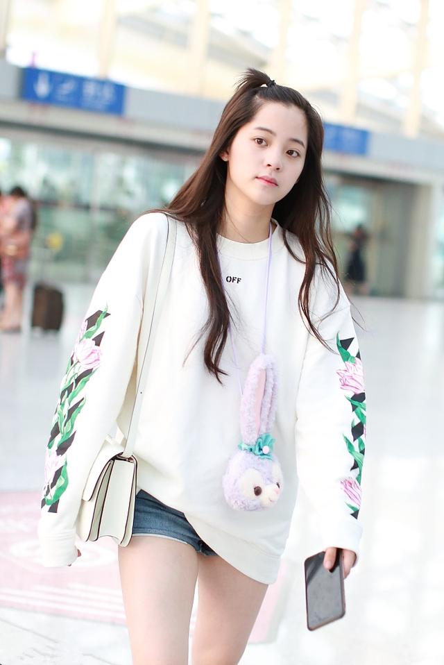 元气美少女欧阳娜娜则选择白色印花卫衣搭配超短牛仔裤,少女感中透着