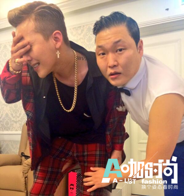 <em>张杰</em>透视裙掀性感拼心机 李小璐巧露半乳很胸