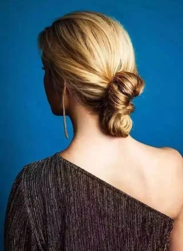 看一个女人的气质，看她扎丸子头的位置就知道了……