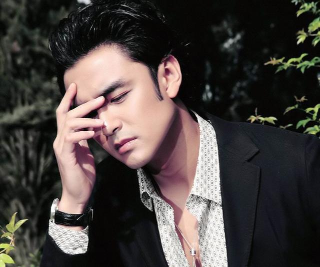 曾经的他那么火，如今却帮母亲一起摆地摊维生