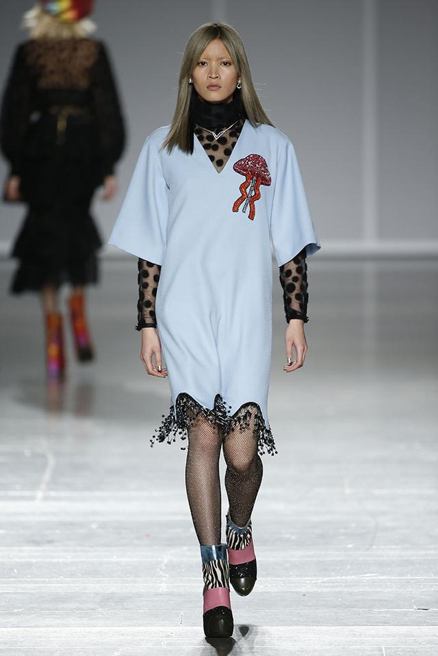 不遮手的袖子不能要,不开衩的裙子不能买