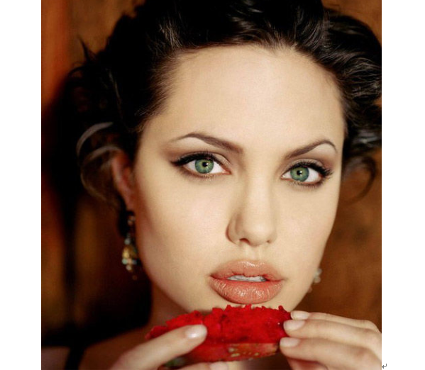 凡人观时尚:丰唇手术再厉害你还是变不了朱莉