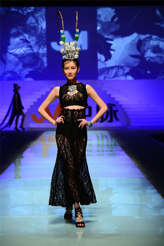 中脉美体内衣深圳情趣展上演绣中国美人内内衣手铐夫妻图片