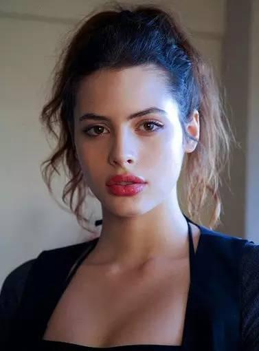 她这么露,让AV女星怎么活