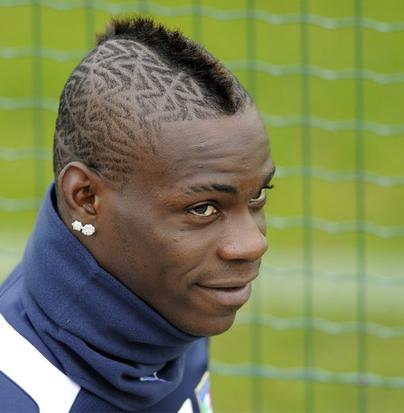 <em>C罗新发型</em>亮相 有点花纹才抢镜_时尚_一生一