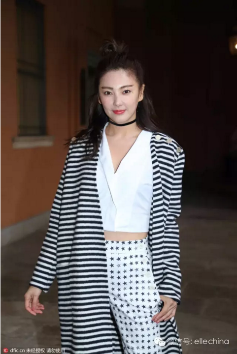 时髦人梳半丸子头时都搭配什么衣服?