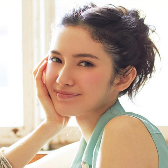 饼脸MM也能露出额头的三个发型关键点_时尚