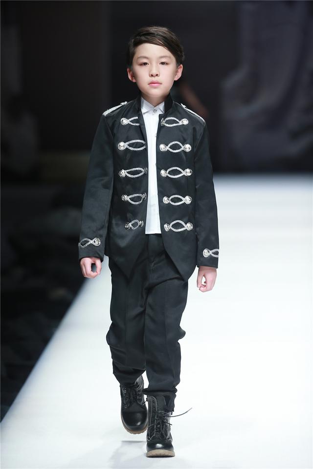 谢家齐高定发布会《拯救小女王》震撼中国国际时装周_时尚_腾讯网