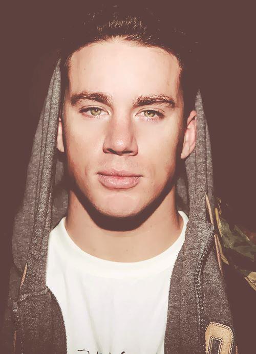 谁说穿帽衫穿就是女汉子 也可以是性感女神_时