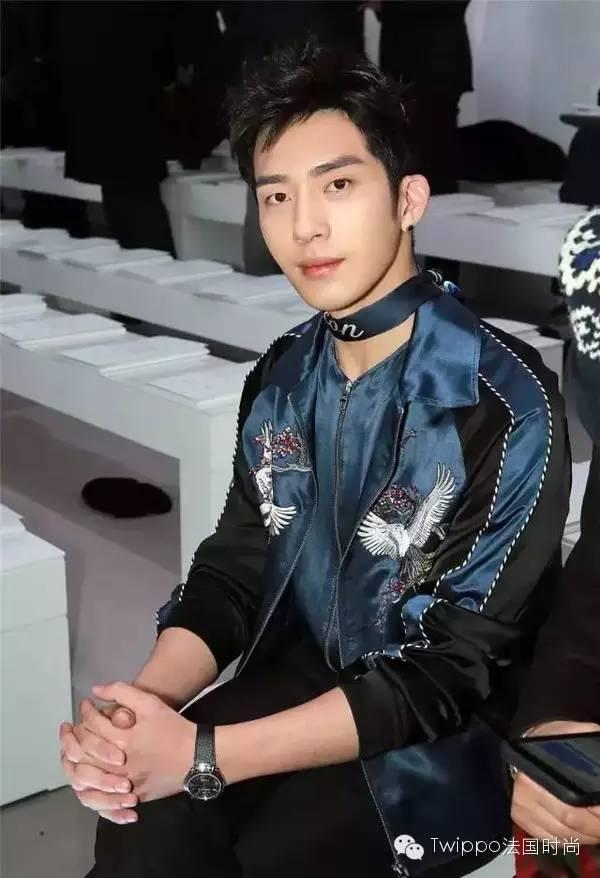 早春拗造型 没有丝巾你谈什么美腻