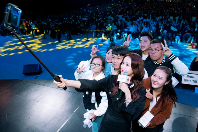 关晓彤现身华为nova 3e发布会,自爆自拍技巧