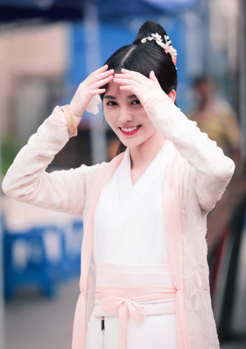 八公举:关晓彤粉色长脸了!瞬间知道双11要准