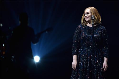 Burberry携手Adele 打造2016全球巡回演唱会造