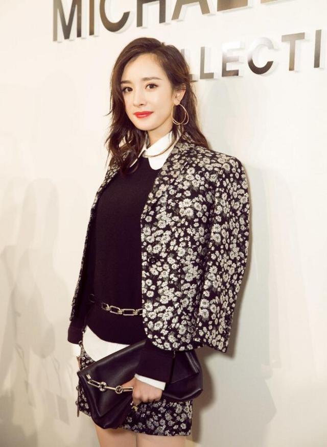 杨幂现身MICHAEL KORS秀场 套装链条包优雅