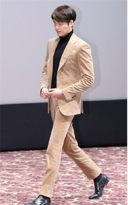 金宇彬红毛衣写真来袭 变身长腿圣诞欧巴