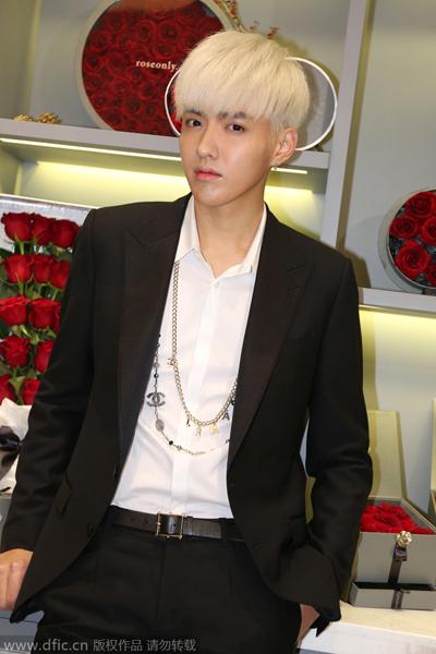 <em>吴亦凡白发</em>变洗剪吹 少年你黑发比较帅_时尚_