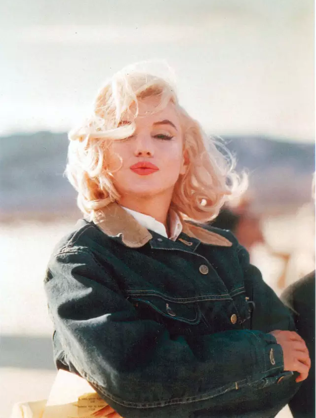 你是否也有这样一件牛仔,记录了那些年经历过的破事儿?