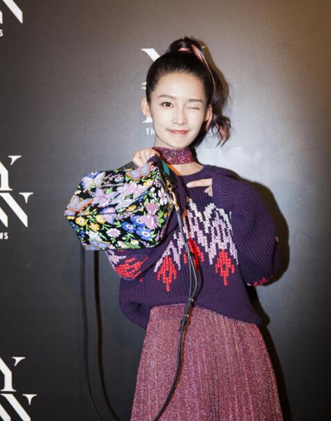 八公举：李沁纽约街头变身“粉色马尾Girl”，据说不穿高跟鞋也变高！