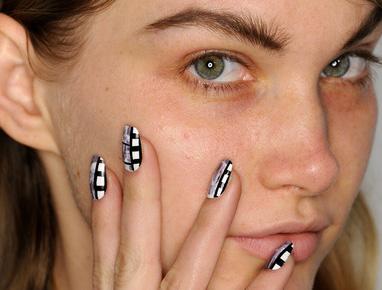 指甲油涂不匀还总涂出边？这几招也许能帮你！