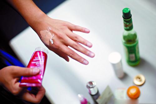 防晒霜花露水一起抹? 你们城里人真会玩