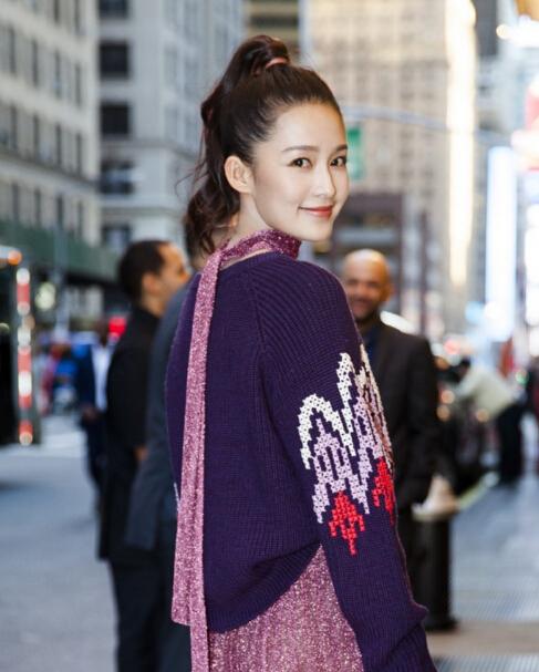 八公举：李沁纽约街头变身“粉色马尾Girl”，据说不穿高跟鞋也变高！