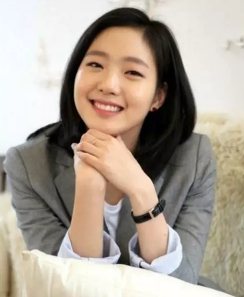 陈妍希把头发染成土黄色,可以直接cos金毛狮王