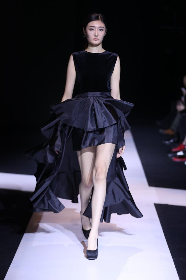 2017哈尔滨时装周14岁设计师演绎浪漫春天气息大秀