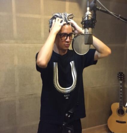 太魔性!段子手薛之谦边录歌边洗头也是帅到没