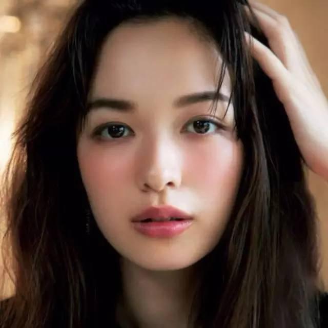 微笑女神新垣结衣原本也是典型萌妹子的脸,但混血小颜眉就是这么神奇