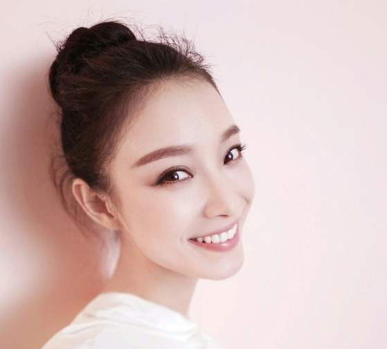 井柏然倪妮吻别秀恩爱?笑成这样还没唇纹的倪妮 !果然都爱软萌的性感嘴唇