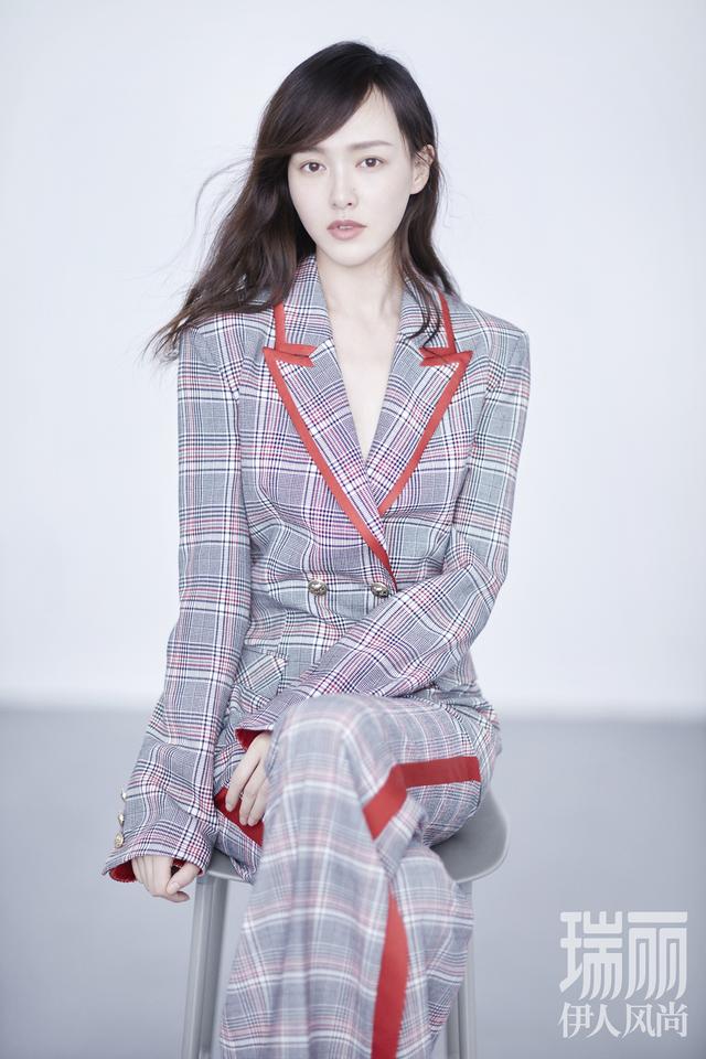 唐嫣携新剧回归亮相时尚封面，白裙裸妆尽显纯粹之美