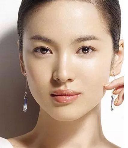 很多美银觉得椭圆唇缺乏线条感,像这样平平直直的一条上唇线,没有曲线