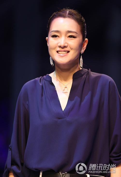 巩俐中性风驾到爱慕秀场 解密女性自信美