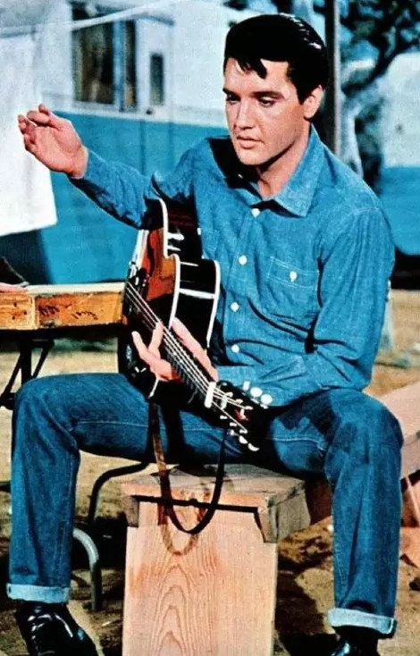 你是否也有这样一件牛仔,记录了那些年经历过的破事儿?