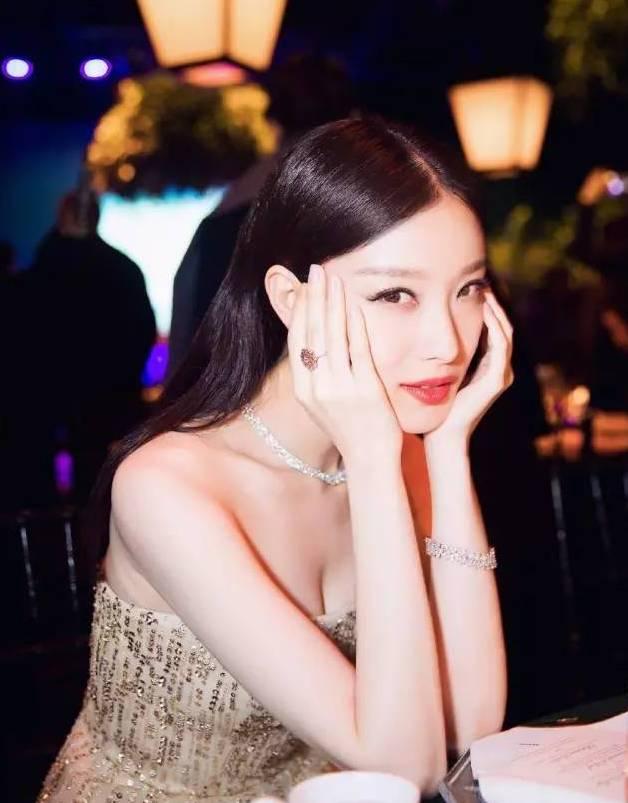 刘诗诗赵丽颖为什么看起来越来越"温柔"？只因她们都换上了这个