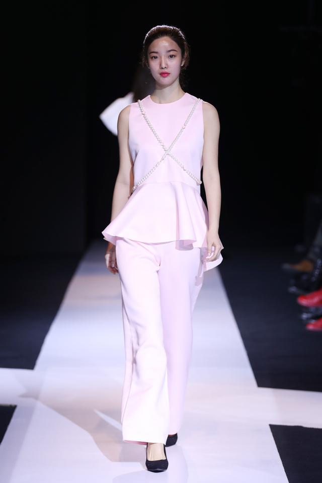2017哈尔滨时装周14岁设计师演绎浪漫春天气息大秀