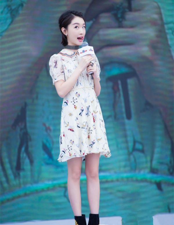 平胸的周冬雨穿起裙子来比大胸柳岩还有看头!_大燕网天津站_腾讯网