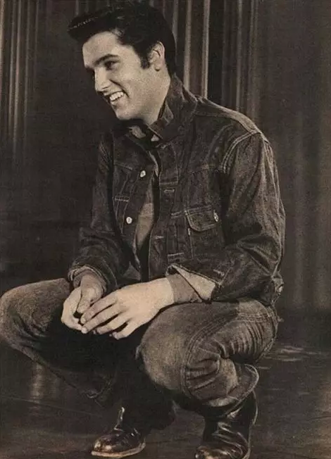 你是否也有这样一件牛仔,记录了那些年经历过的破事儿?