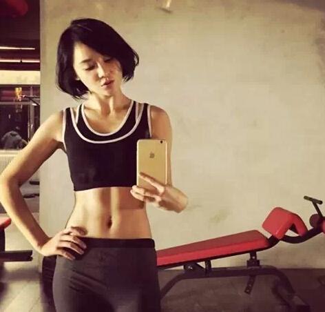 刘涛暴露“游泳圈” <wbr>原来女明星也有这样的身材缺陷 刘涛暴露“游泳圈” 原来女明星也有这样的身材缺陷