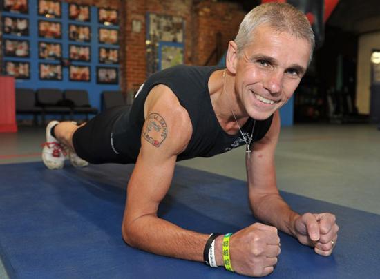 欧豪赌输球被体罚 平板支撑进阶花式新玩法_时尚_腾讯网