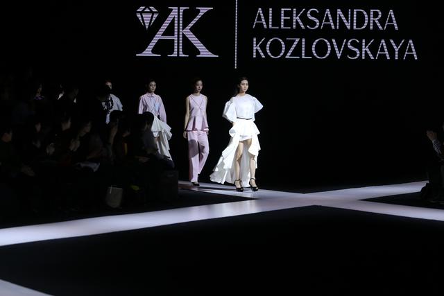 2017哈尔滨时装周14岁设计师演绎浪漫春天气息大秀