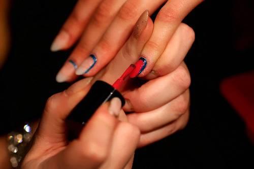 指甲油涂不匀还总涂出边？这几招也许能帮你！