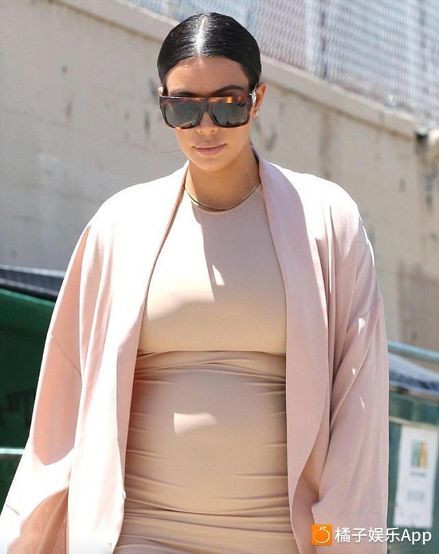 卡戴珊四姐妹出行 最惹人眼的还是卡戴珊的肚