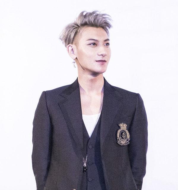 黄子韬在其生日会上佩戴了该系列的项链